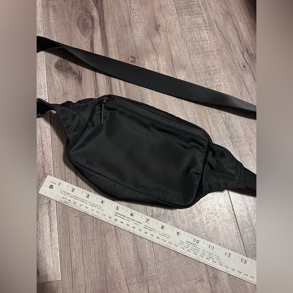 Lululemon | Solid Black Everywhere Belt Bag Large 2L Crossbody - Picture 8 of 11